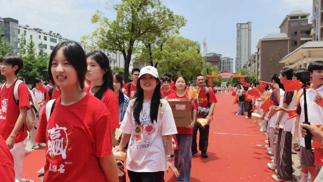 全员出征!挥毫泼墨战中考,策马扬鞭向未来-第118张图片-四季读书网 全员出征!挥毫泼墨战中考,策马扬鞭向未来-第118张图片-四季读书网