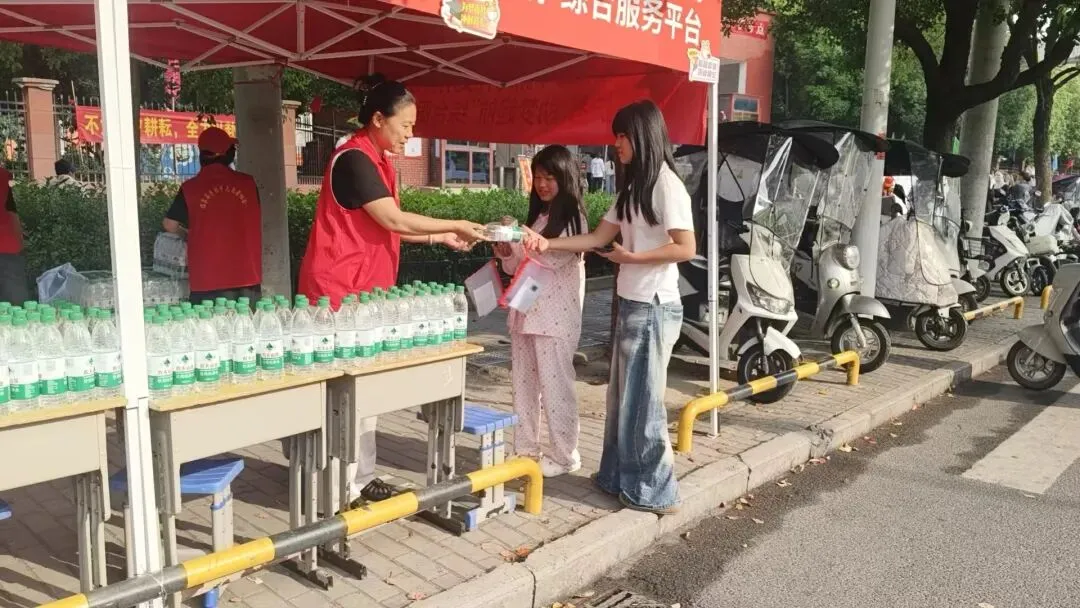 志愿红护航中考路 临泉县手拉手志愿者协会暖心助考为梦护航-第2张图片-四季读书网