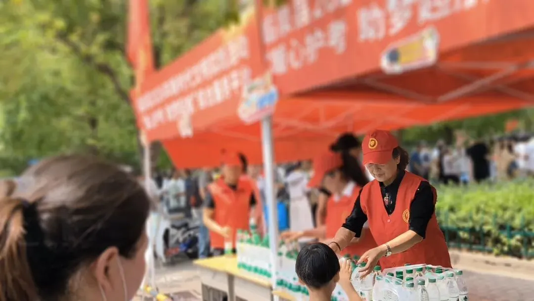 志愿红护航中考路 临泉县手拉手志愿者协会暖心助考为梦护航-第4张图片-四季读书网