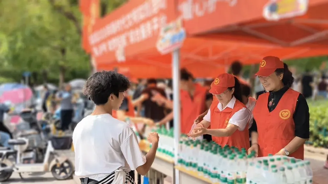志愿红护航中考路 临泉县手拉手志愿者协会暖心助考为梦护航-第5张图片-四季读书网