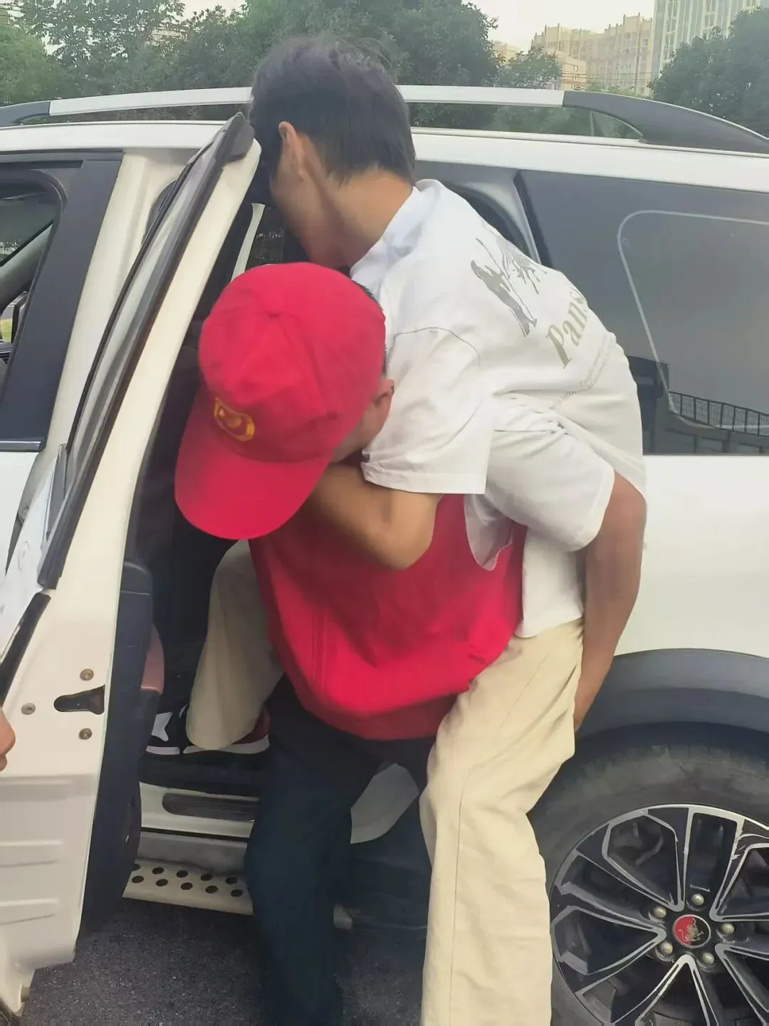 志愿红护航中考路 临泉县手拉手志愿者协会暖心助考为梦护航-第9张图片-四季读书网