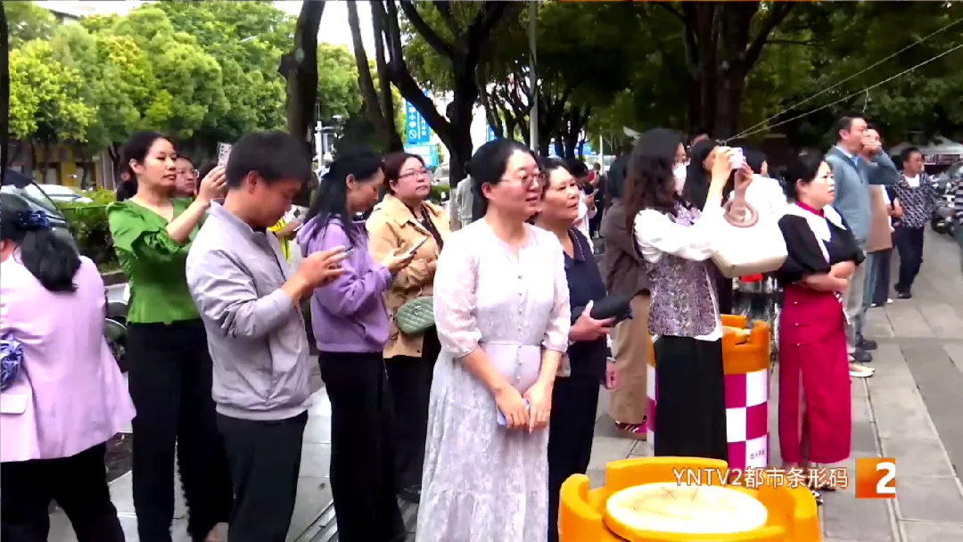 2026昆明中考今日启幕,老师家长暖心送考、交警全方位守护,愿所有少年落笔如愿,顶峰相见!-第3张图片-四季读书网