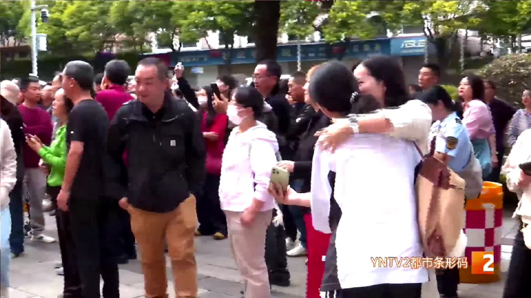 2026昆明中考今日启幕,老师家长暖心送考、交警全方位守护,愿所有少年落笔如愿,顶峰相见!-第4张图片-四季读书网