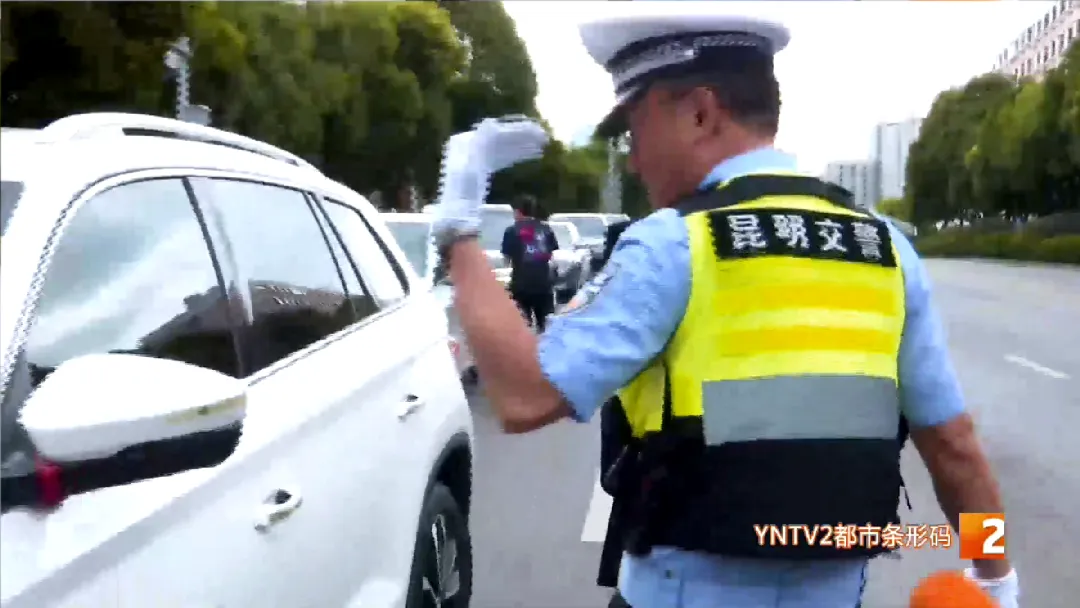 2026昆明中考今日启幕,老师家长暖心送考、交警全方位守护,愿所有少年落笔如愿,顶峰相见!-第6张图片-四季读书网