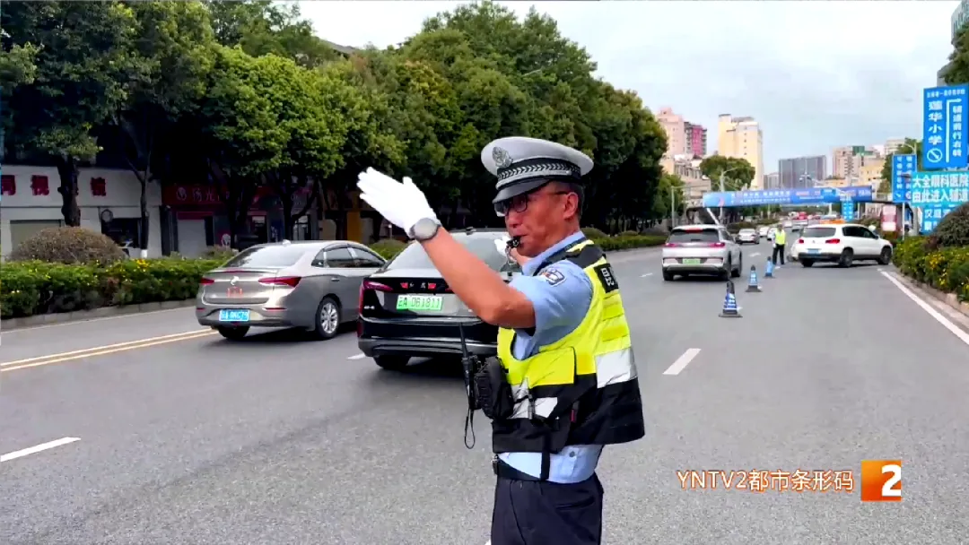 2026昆明中考今日启幕,老师家长暖心送考、交警全方位守护,愿所有少年落笔如愿,顶峰相见!-第7张图片-四季读书网