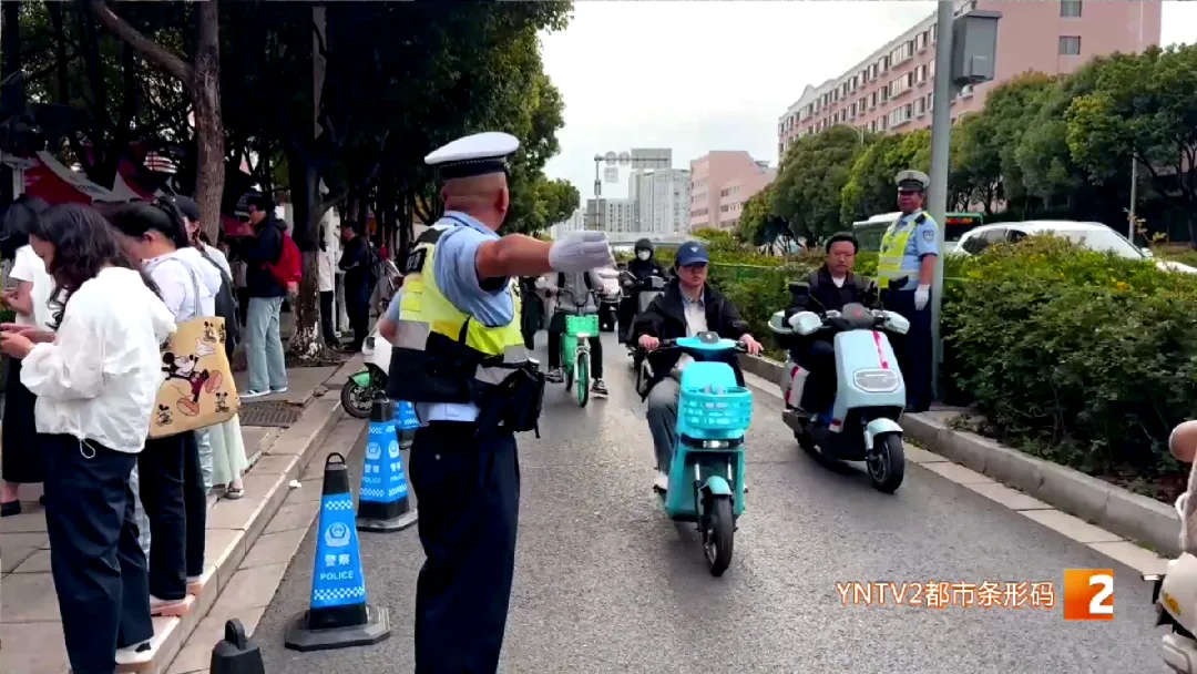 2026昆明中考今日启幕,老师家长暖心送考、交警全方位守护,愿所有少年落笔如愿,顶峰相见!-第8张图片-四季读书网