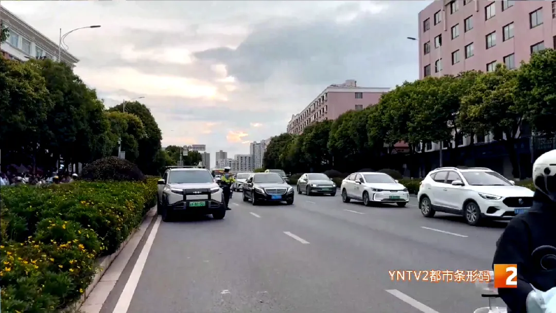 2026昆明中考今日启幕,老师家长暖心送考、交警全方位守护,愿所有少年落笔如愿,顶峰相见!-第9张图片-四季读书网