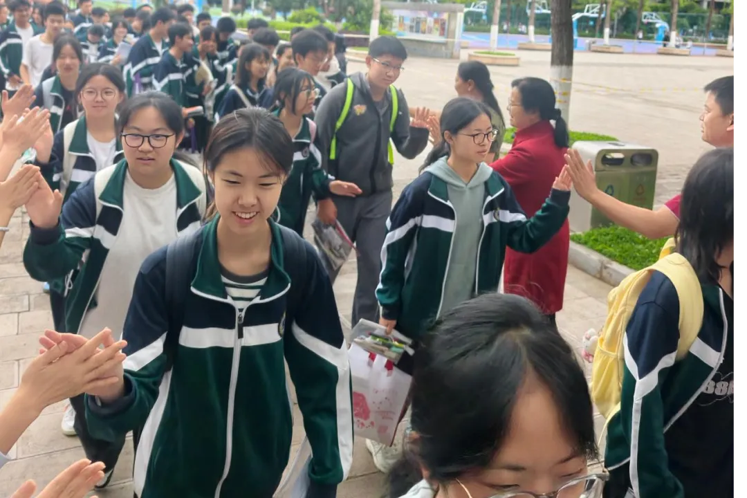 中考送考|提笔挥毫酬壮志,乘风追梦赴前程-第27张图片-四季读书网 中考送考|提笔挥毫酬壮志,乘风追梦赴前程-第27张图片-四季读书网