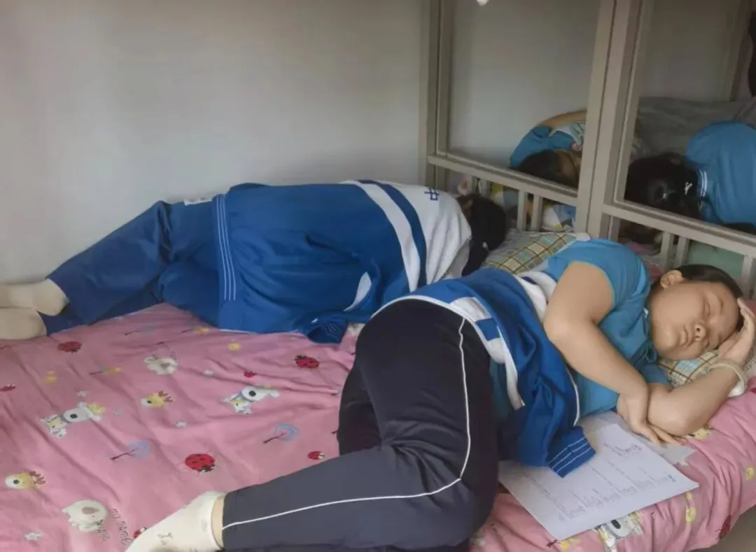 中考孩子们的午休时间,你见过吗?-第2张图片-四季读书网 中考孩子们的午休时间,你见过吗?-第2张图片-四季读书网