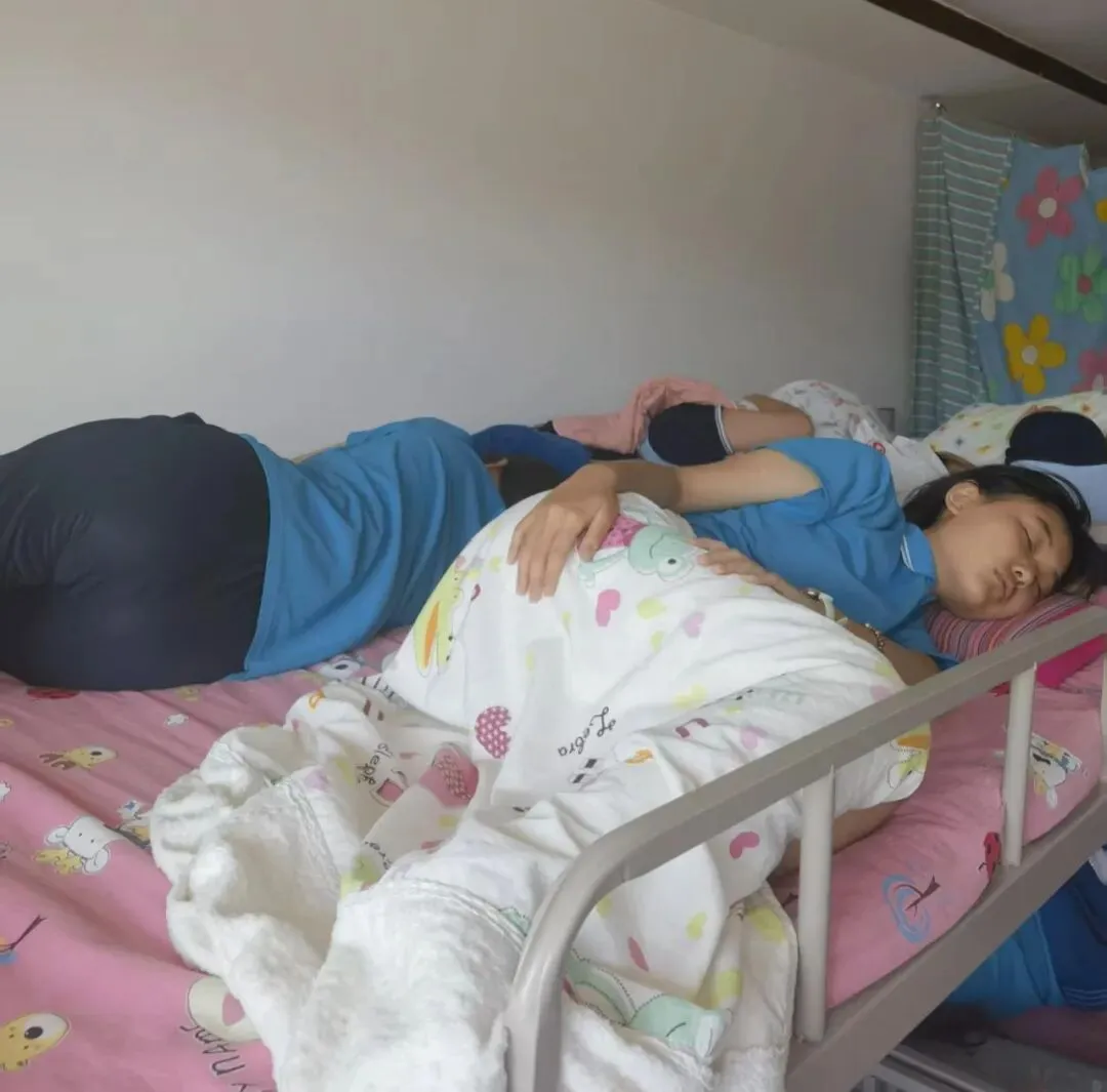 中考孩子们的午休时间,你见过吗?-第3张图片-四季读书网 中考孩子们的午休时间,你见过吗?-第3张图片-四季读书网
