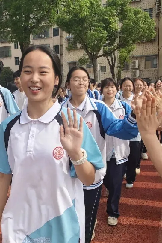 凝心聚力迎中考 壮志凌云踏征程 ——我校隆重举行2026届初三考前动员会-第6张图片-四季读书网 凝心聚力迎中考 壮志凌云踏征程 ——我校隆重举行2026届初三考前动员会-第6张图片-四季读书网