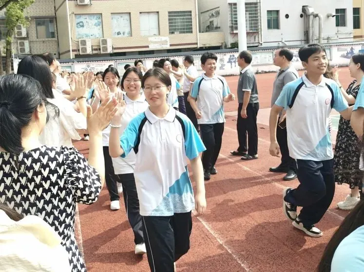 凝心聚力迎中考 壮志凌云踏征程 ——我校隆重举行2026届初三考前动员会-第8张图片-四季读书网 凝心聚力迎中考 壮志凌云踏征程 ——我校隆重举行2026届初三考前动员会-第8张图片-四季读书网