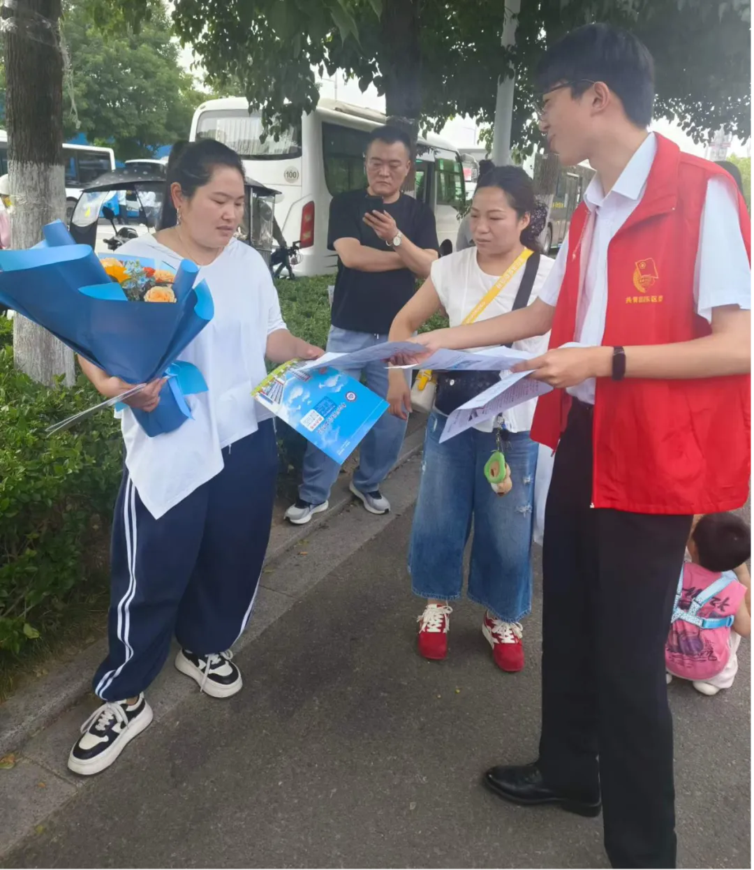 兴阜动态|法治护航中考——安徽兴阜律师事务所党支部联合颍东区夕禾红社会工作服务中心开展志愿服务暨反诈普法活动-第7张图片-四季读书网