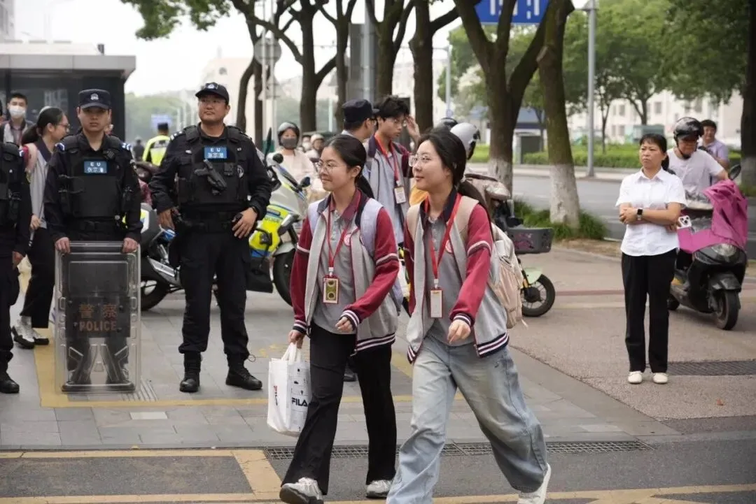 苏州中考开考!直击现场-第5张图片-四季读书网 苏州中考开考!直击现场-第5张图片-四季读书网