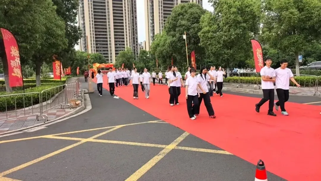 开考!直击吴江中考现场→-第11张图片-四季读书网 开考!直击吴江中考现场→-第11张图片-四季读书网