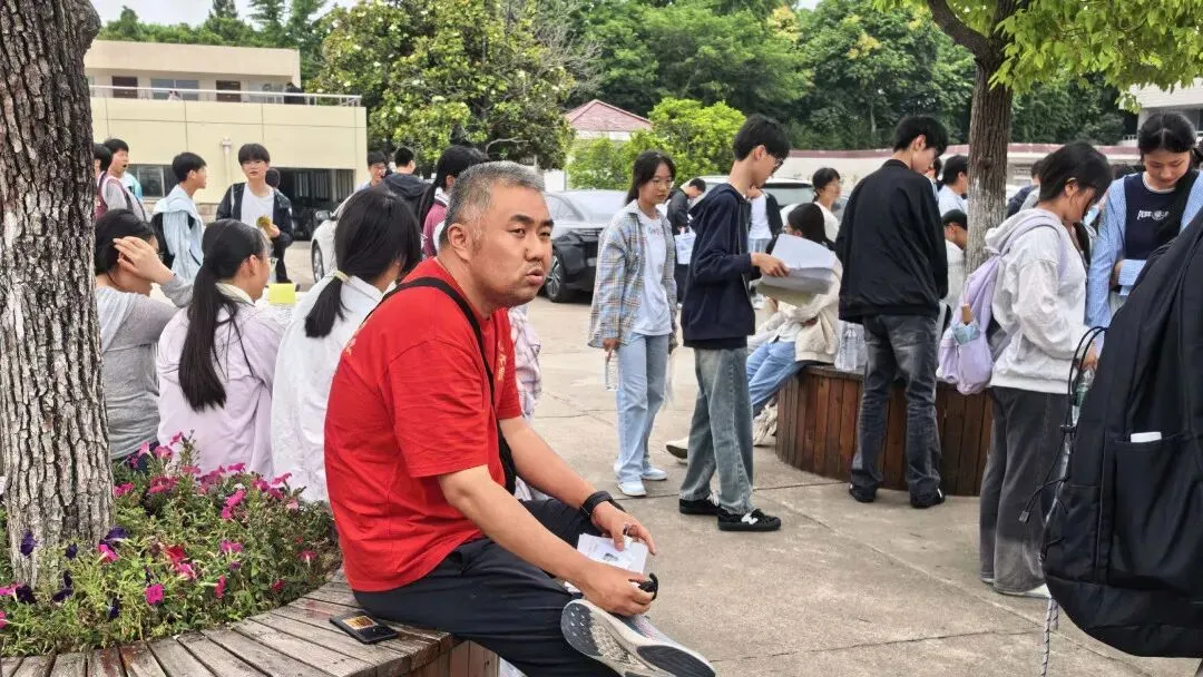 【中考送考】中考送考老师:以爱相伴,为学子护航-第11张图片-四季读书网