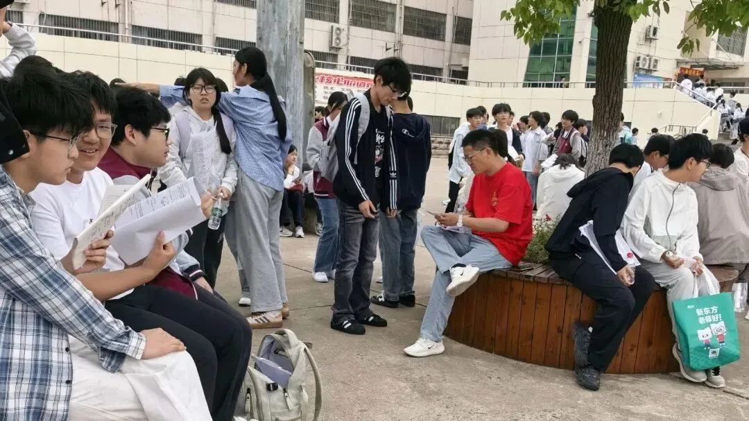 【中考送考】中考送考老师:以爱相伴,为学子护航-第12张图片-四季读书网