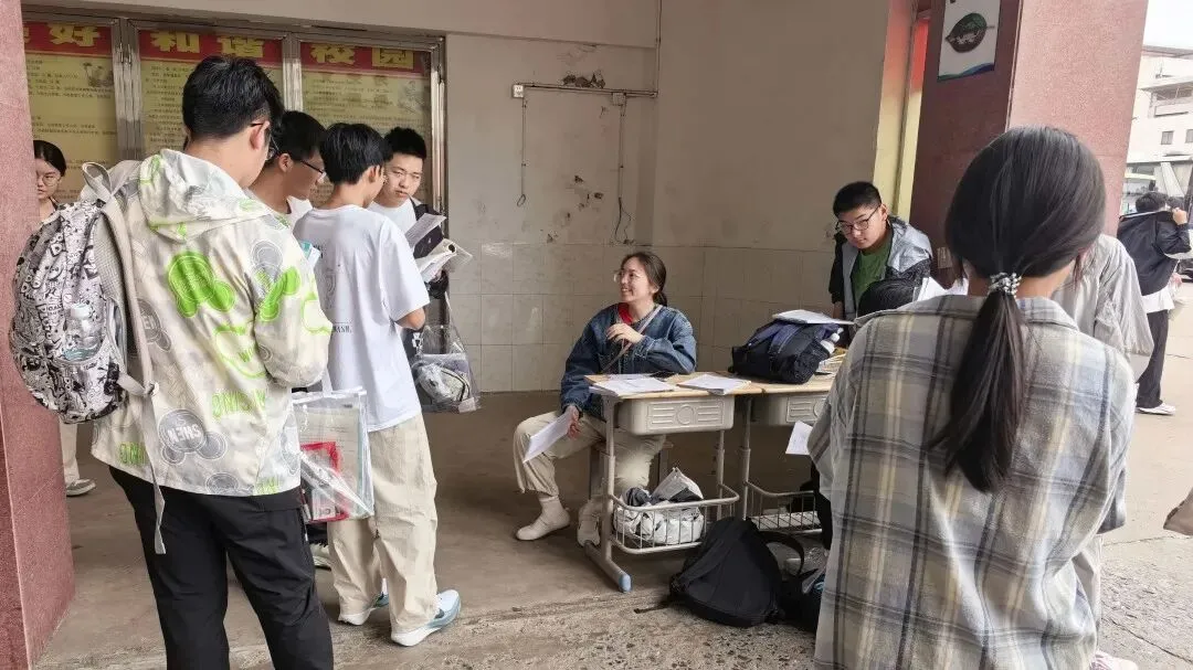【中考送考】中考送考老师:以爱相伴,为学子护航-第13张图片-四季读书网