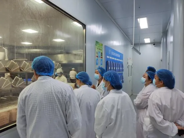 【总务】食安护航,助力中考!沙市实验中学两校区家委走进配餐企业实地调研-第9张图片-四季读书网