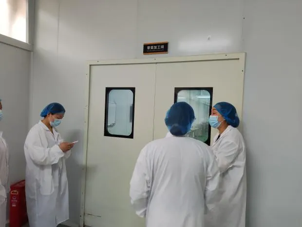 【总务】食安护航,助力中考!沙市实验中学两校区家委走进配餐企业实地调研-第12张图片-四季读书网