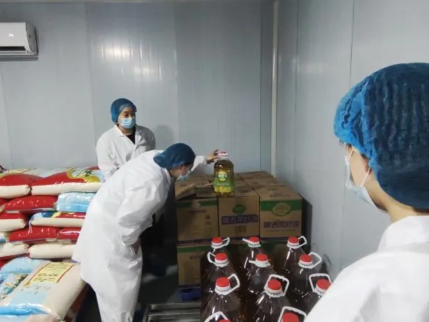 【总务】食安护航,助力中考!沙市实验中学两校区家委走进配餐企业实地调研-第14张图片-四季读书网