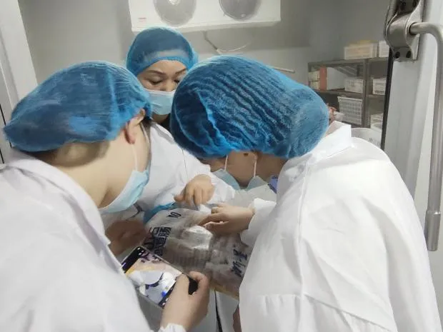 【总务】食安护航,助力中考!沙市实验中学两校区家委走进配餐企业实地调研-第16张图片-四季读书网