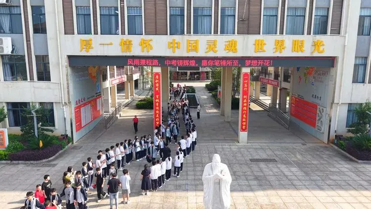 中考加油,静待少年凯歌旋——丰城厚一学校为初三学子中考壮行!-第4张图片-四季读书网