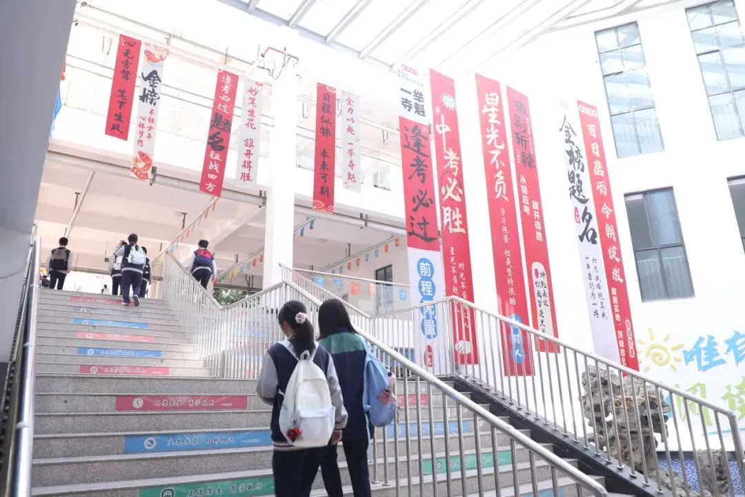中考首日|少年执笔,首战星辰!-第1张图片-四季读书网 中考首日|少年执笔,首战星辰!-第1张图片-四季读书网