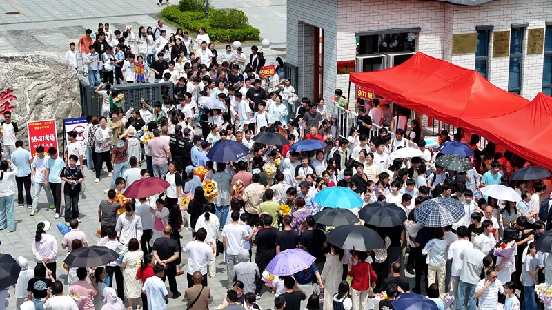 我县2026年中考顺利落幕 3598名考生圆满完成考试-第8张图片-四季读书网 我县2026年中考顺利落幕 3598名考生圆满完成考试-第8张图片-四季读书网