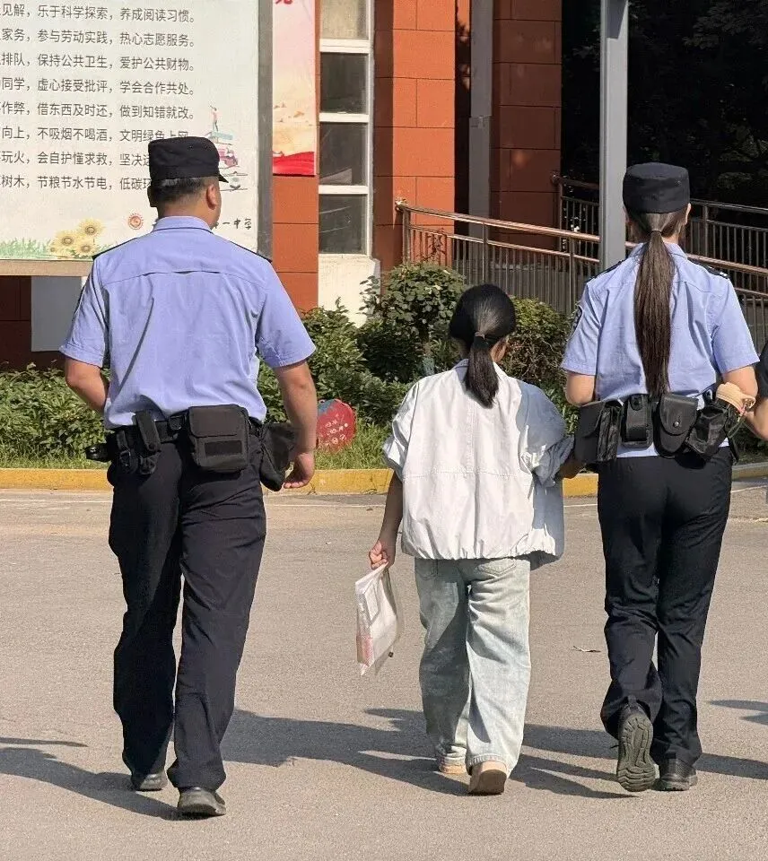 平安埇桥丨中考刚刚落幕,朱晨晨和家长向民警送来锦旗和鲜花!-第2张图片-四季读书网 平安埇桥丨中考刚刚落幕,朱晨晨和家长向民警送来锦旗和鲜花!-第2张图片-四季读书网