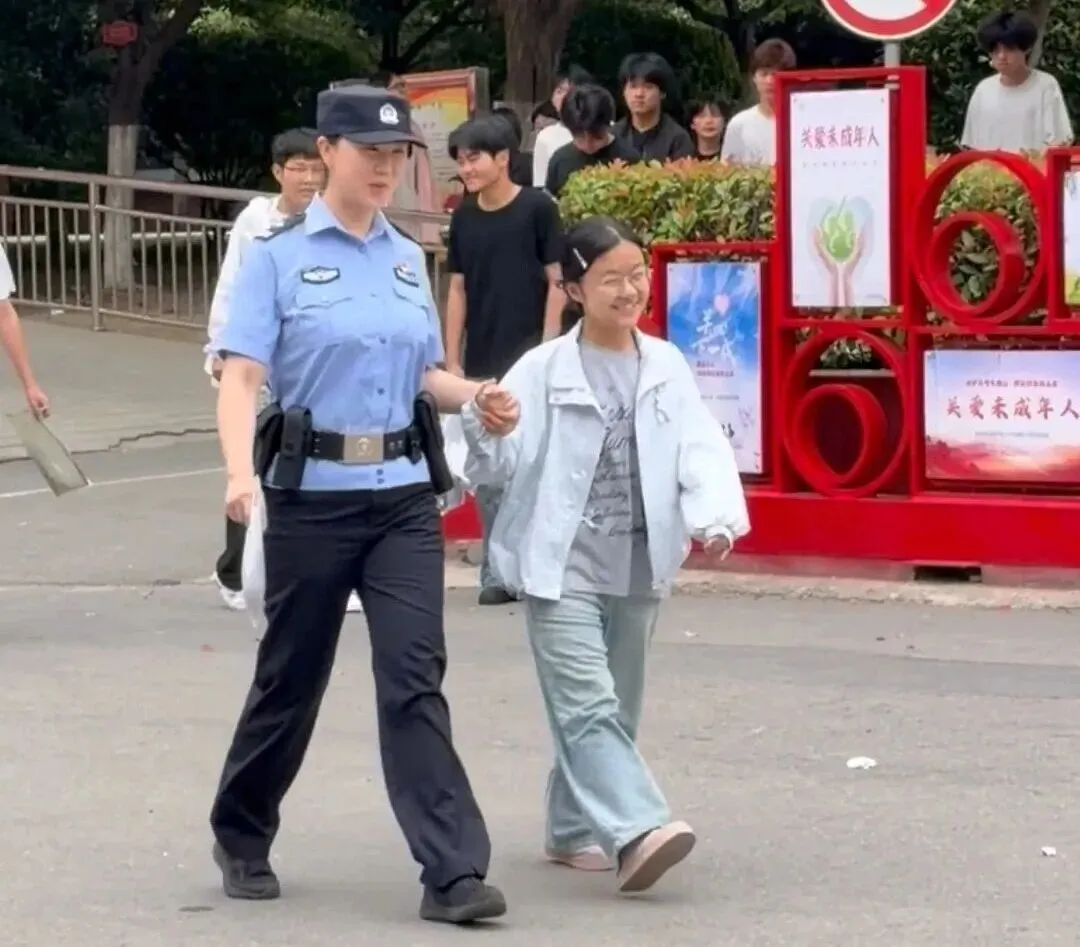 平安埇桥丨中考刚刚落幕,朱晨晨和家长向民警送来锦旗和鲜花!-第3张图片-四季读书网 平安埇桥丨中考刚刚落幕,朱晨晨和家长向民警送来锦旗和鲜花!-第3张图片-四季读书网