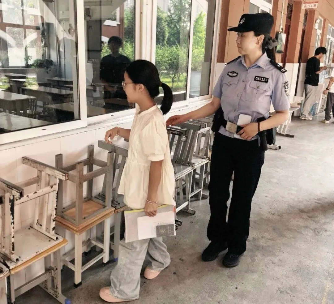 平安埇桥丨中考刚刚落幕,朱晨晨和家长向民警送来锦旗和鲜花!-第4张图片-四季读书网 平安埇桥丨中考刚刚落幕,朱晨晨和家长向民警送来锦旗和鲜花!-第4张图片-四季读书网