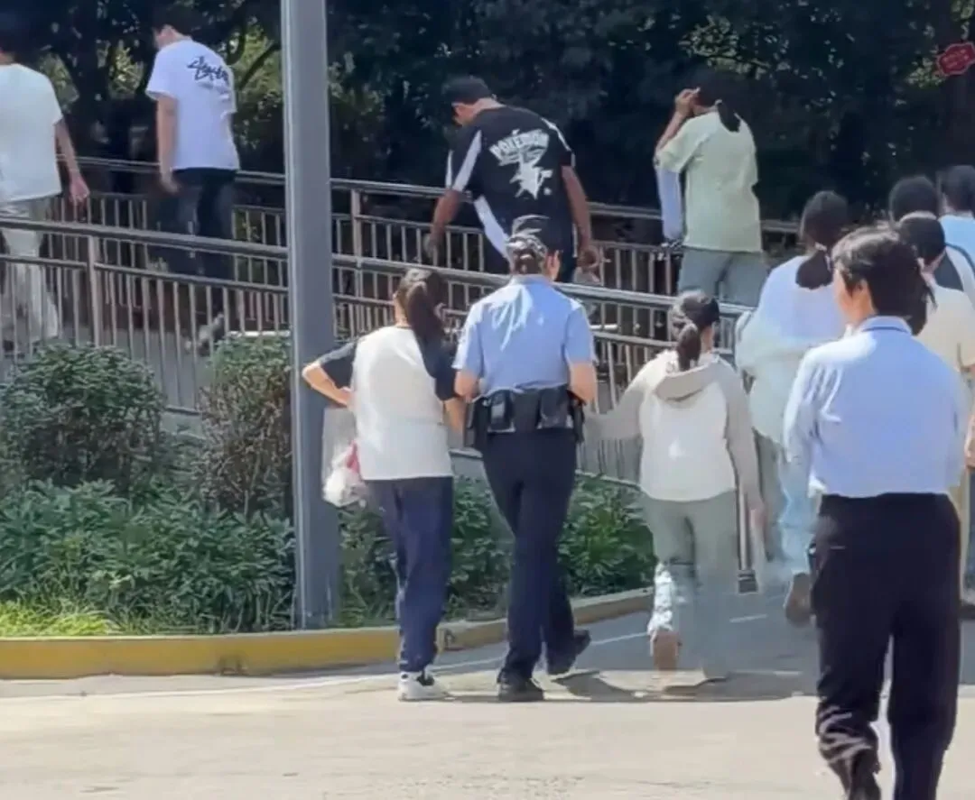 平安埇桥丨中考刚刚落幕,朱晨晨和家长向民警送来锦旗和鲜花!-第5张图片-四季读书网 平安埇桥丨中考刚刚落幕,朱晨晨和家长向民警送来锦旗和鲜花!-第5张图片-四季读书网
