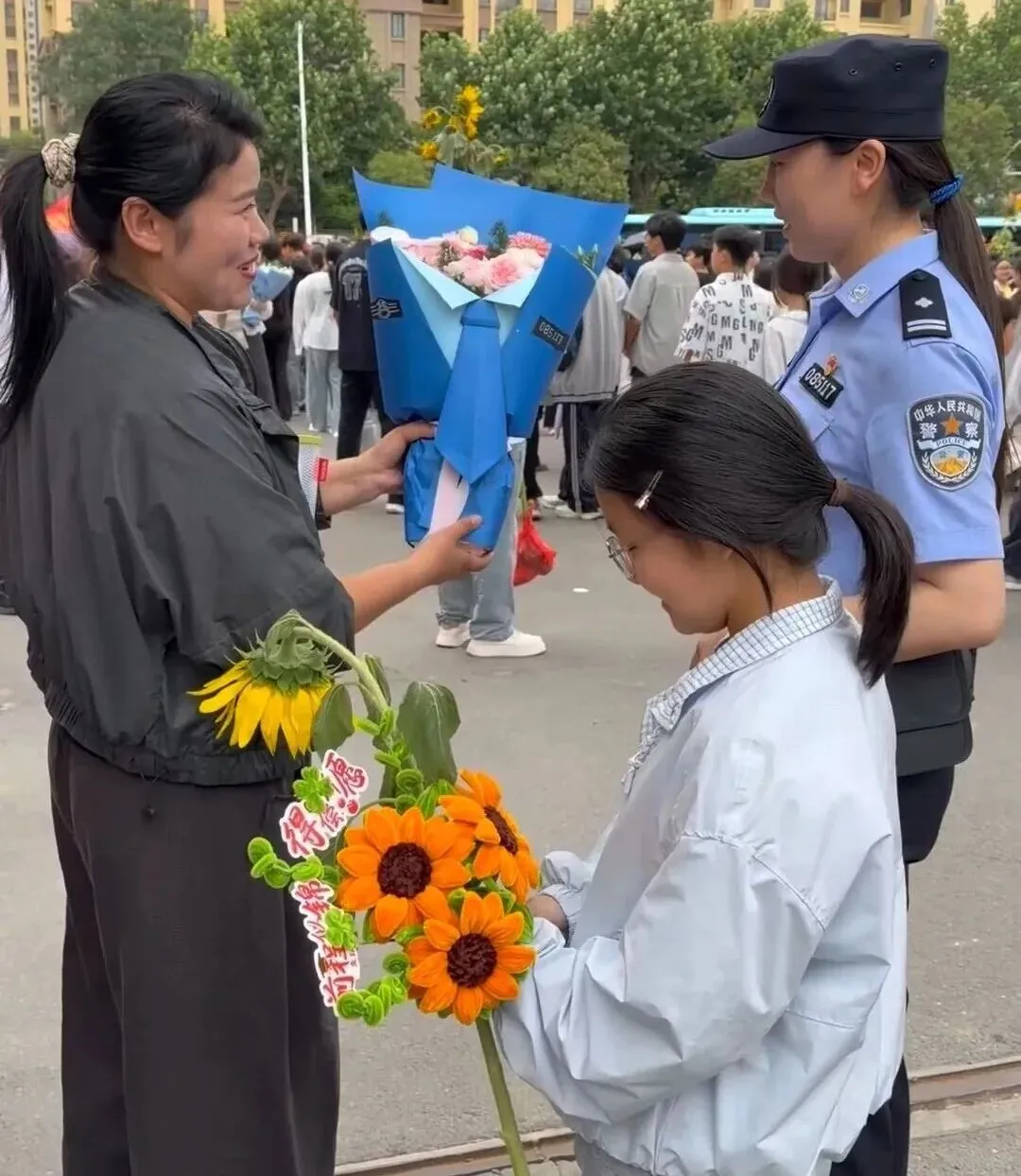 平安埇桥丨中考刚刚落幕,朱晨晨和家长向民警送来锦旗和鲜花!-第6张图片-四季读书网 平安埇桥丨中考刚刚落幕,朱晨晨和家长向民警送来锦旗和鲜花!-第6张图片-四季读书网
