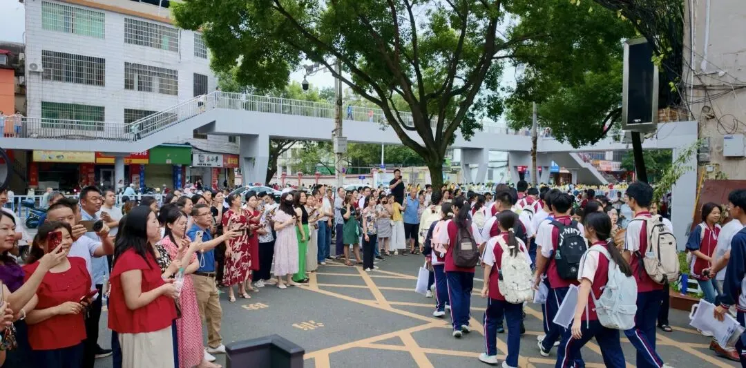 2026年中考开考,23511名信丰少年加油!-第8张图片-四季读书网 2026年中考开考,23511名信丰少年加油!-第8张图片-四季读书网