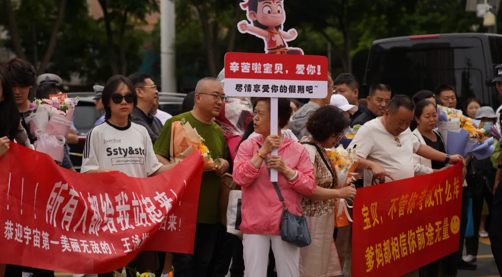 兰州市中考第二天:七里河区多方护航不停歇 学子奋笔赴星光-第7张图片-四季读书网 兰州市中考第二天:七里河区多方护航不停歇 学子奋笔赴星光-第7张图片-四季读书网