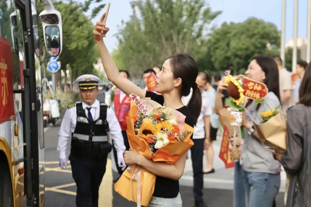中考首日|每一笔,都是自己的光-第33张图片-四季读书网 中考首日|每一笔,都是自己的光-第33张图片-四季读书网