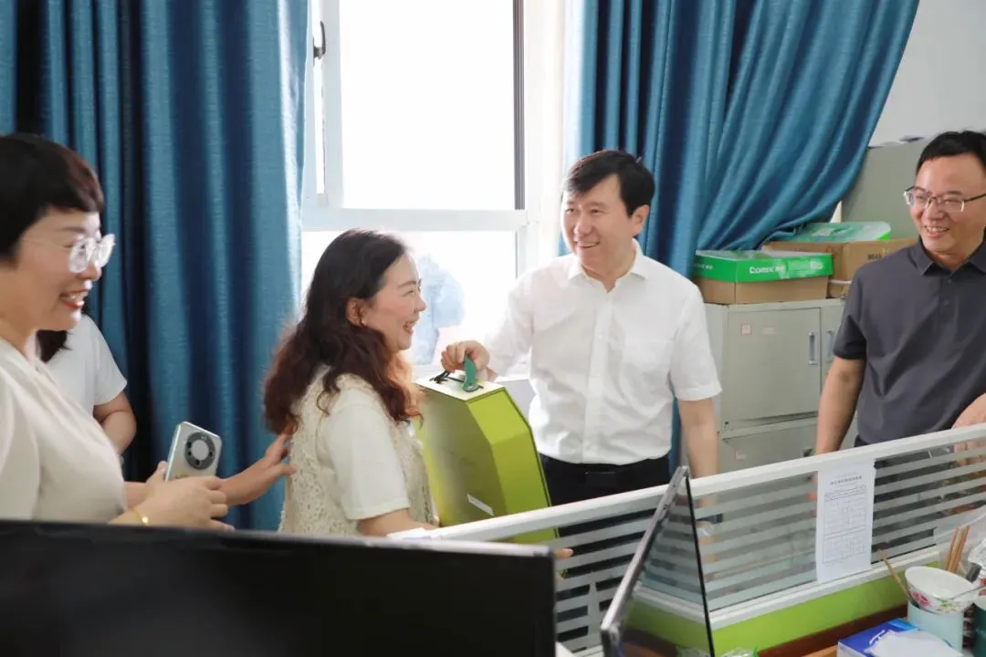 中考倒计时!暖心慰问 加油赋能——天心区领导莅临我校慰问师生 护航-第10张图片-四季读书网 中考倒计时!暖心慰问 加油赋能——天心区领导莅临我校慰问师生 护航-第10张图片-四季读书网