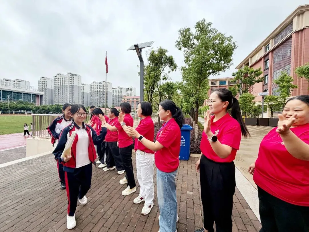 中考启幕,少年出征——宜良实验学校九年级学子从容赴考,为梦想而战!-第9张图片-四季读书网 中考启幕,少年出征——宜良实验学校九年级学子从容赴考,为梦想而战!-第9张图片-四季读书网