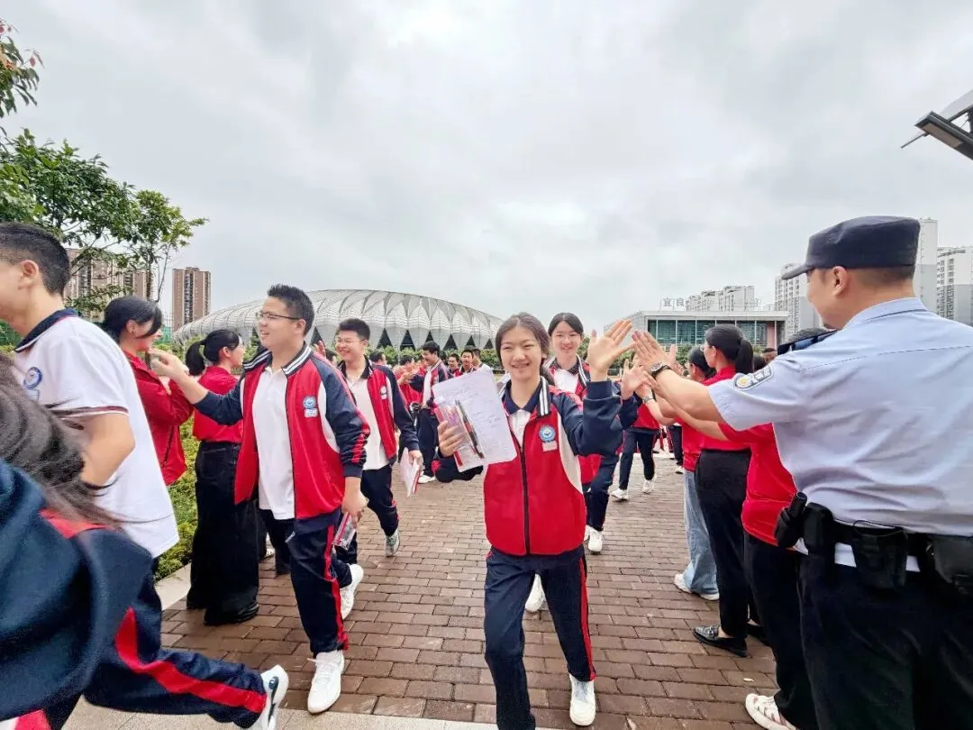 中考启幕,少年出征——宜良实验学校九年级学子从容赴考,为梦想而战!-第10张图片-四季读书网 中考启幕,少年出征——宜良实验学校九年级学子从容赴考,为梦想而战!-第10张图片-四季读书网