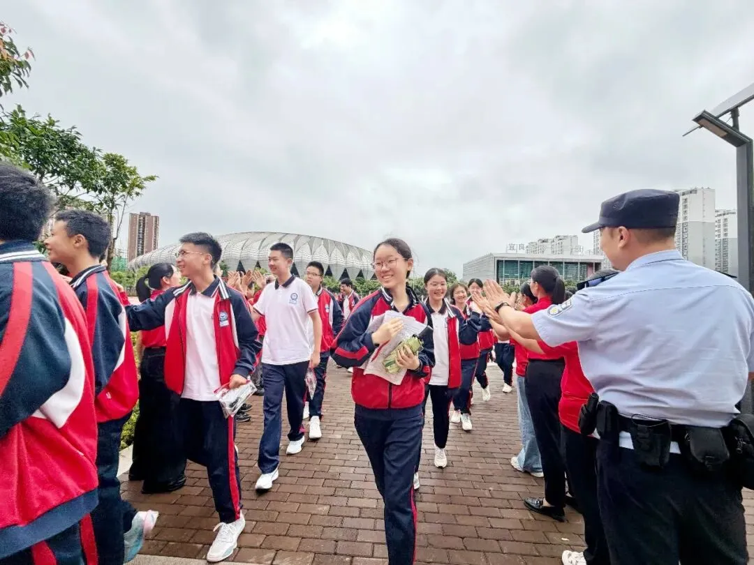 中考启幕,少年出征——宜良实验学校九年级学子从容赴考,为梦想而战!-第11张图片-四季读书网 中考启幕,少年出征——宜良实验学校九年级学子从容赴考,为梦想而战!-第11张图片-四季读书网