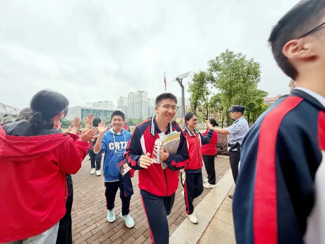 中考启幕,少年出征——宜良实验学校九年级学子从容赴考,为梦想而战!-第12张图片-四季读书网 中考启幕,少年出征——宜良实验学校九年级学子从容赴考,为梦想而战!-第12张图片-四季读书网
