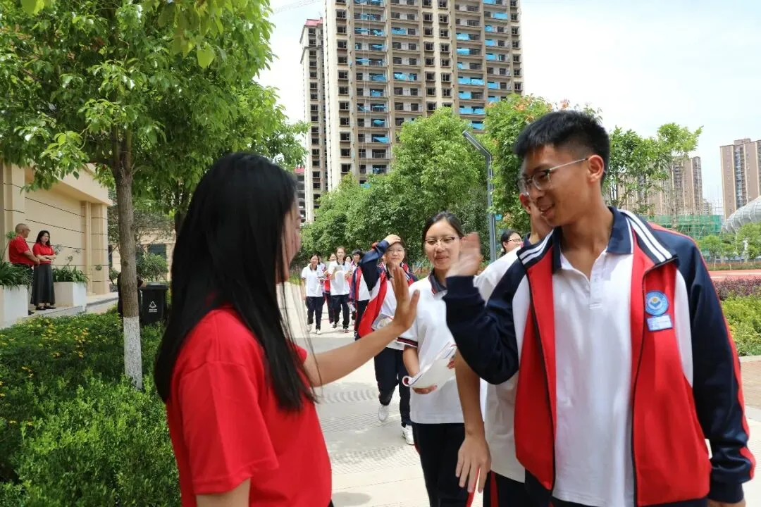 中考启幕,少年出征——宜良实验学校九年级学子从容赴考,为梦想而战!-第13张图片-四季读书网 中考启幕,少年出征——宜良实验学校九年级学子从容赴考,为梦想而战!-第13张图片-四季读书网