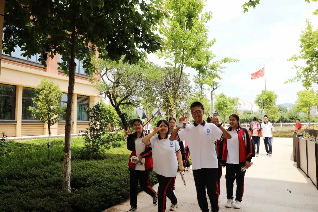 中考启幕,少年出征——宜良实验学校九年级学子从容赴考,为梦想而战!-第16张图片-四季读书网 中考启幕,少年出征——宜良实验学校九年级学子从容赴考,为梦想而战!-第16张图片-四季读书网