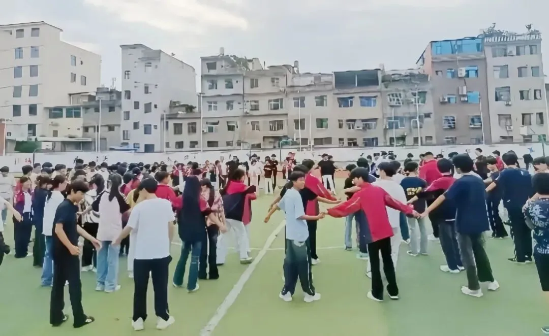 稳住心态 携手前行——恒口高级中学开展中考考前心理拓展活动-第16张图片-四季读书网 稳住心态 携手前行——恒口高级中学开展中考考前心理拓展活动-第16张图片-四季读书网