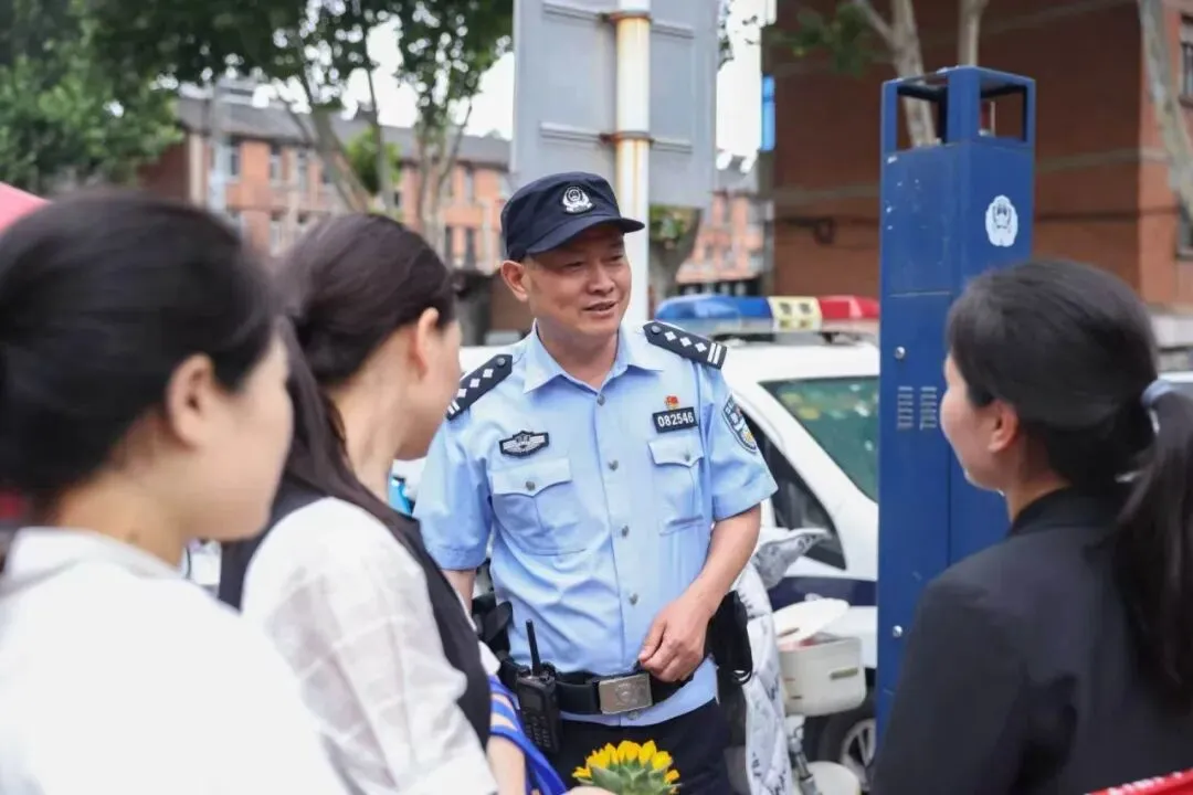 中考考场外,警号082546,突然被点名……-第7张图片-四季读书网 中考考场外,警号082546,突然被点名……-第7张图片-四季读书网