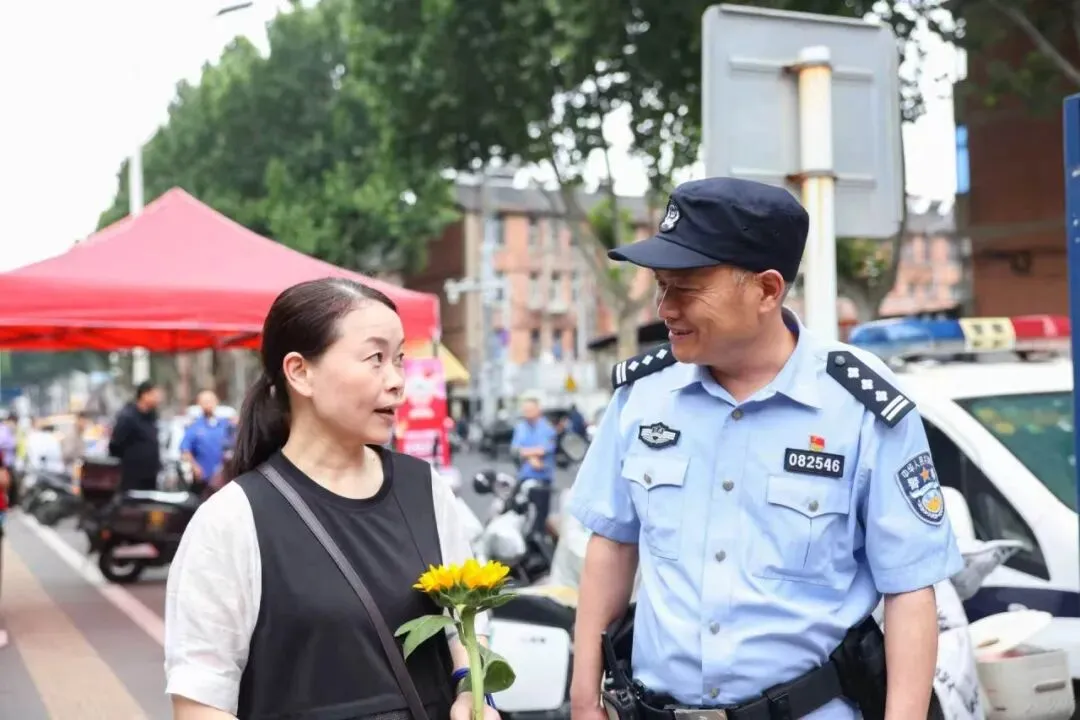 中考考场外,警号082546,突然被点名……-第11张图片-四季读书网 中考考场外,警号082546,突然被点名……-第11张图片-四季读书网