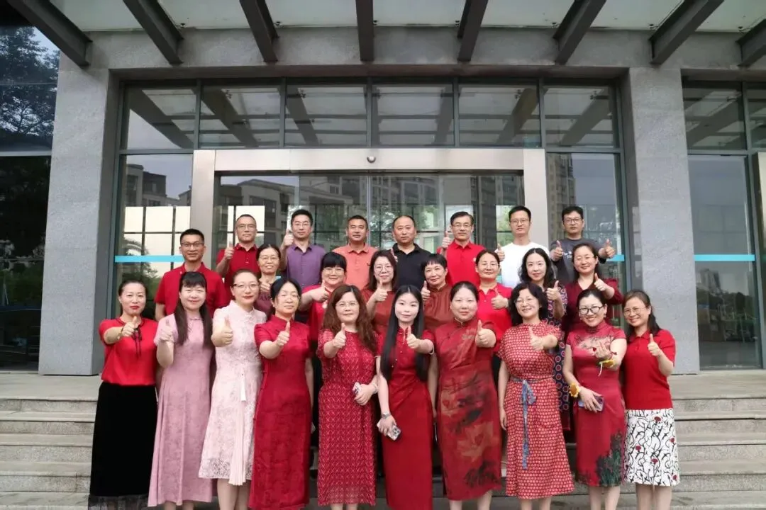 中考首日回望:那些温暖的“红色”守护-第15张图片-四季读书网 中考首日回望:那些温暖的“红色”守护-第15张图片-四季读书网