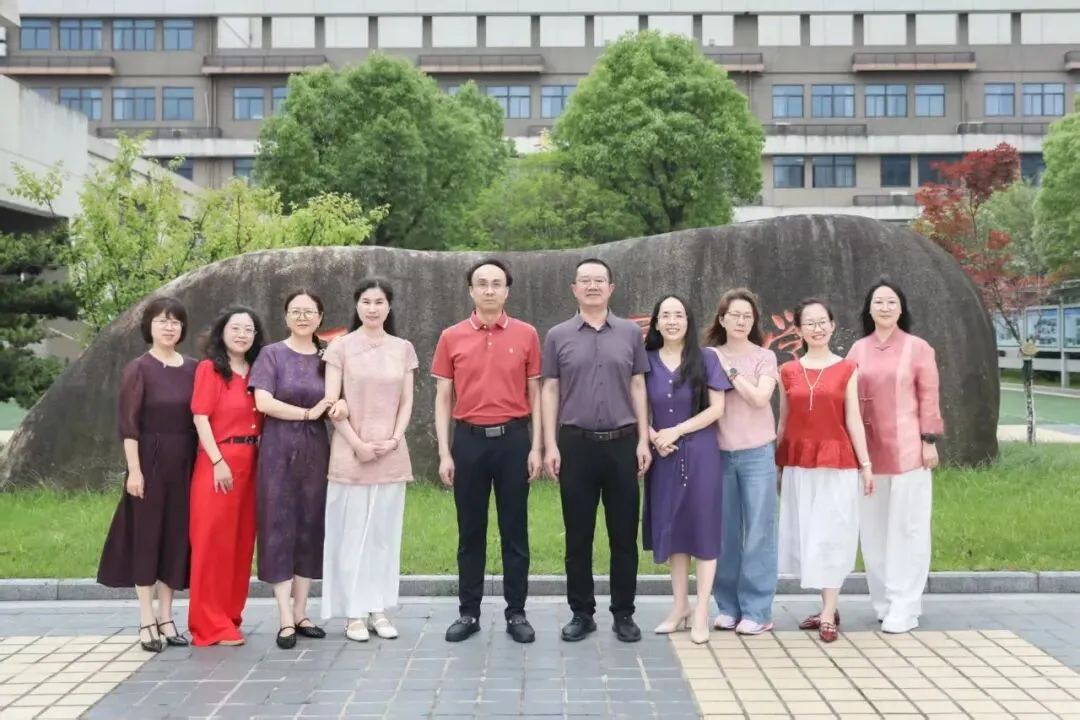 中考首日回望:那些温暖的“红色”守护-第17张图片-四季读书网 中考首日回望:那些温暖的“红色”守护-第17张图片-四季读书网