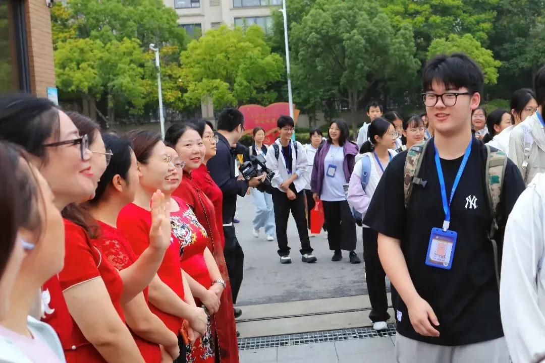 中考首日回望:那些温暖的“红色”守护-第20张图片-四季读书网 中考首日回望:那些温暖的“红色”守护-第20张图片-四季读书网